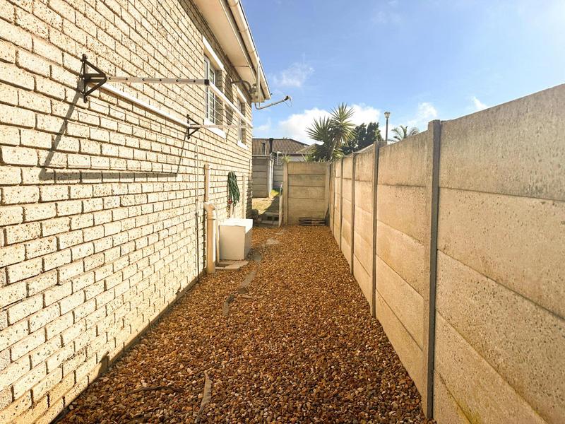 2 Bedroom Property for Sale in Oakglen Western Cape
